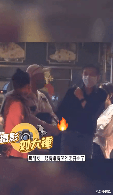 |47岁周迅新恋情曝光！与吉他手十指紧扣同回酒店，男方长相普通