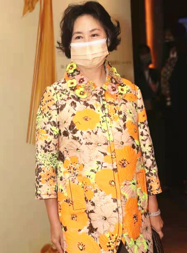 全球时尚号 “赌王千金”何超琼和小鲜肉同框，穿印花外套气色好，精气神十足