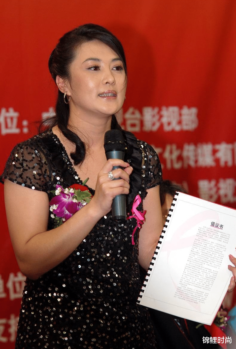 锦鲤时尚|王菁华挺有韵味的，虽然身材丰满还有双下巴，可是难掩中年美感