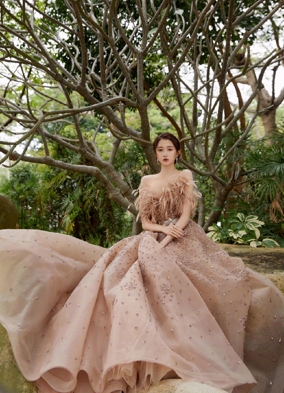 刘浩存|金鸡奖闭幕式举行：李冰冰、倪妮、关晓彤、吴宣仪等红毯造型曝光