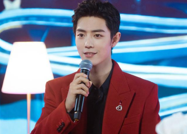 余生请多指教|知名作家透露《余生请多指教》定档时间，肖战背着杨紫笑容太灿烂