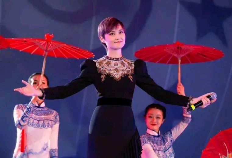 章子怡|去流量成空谈，央视跨年晚会流量明星扎堆出现，地方卫视差距明显