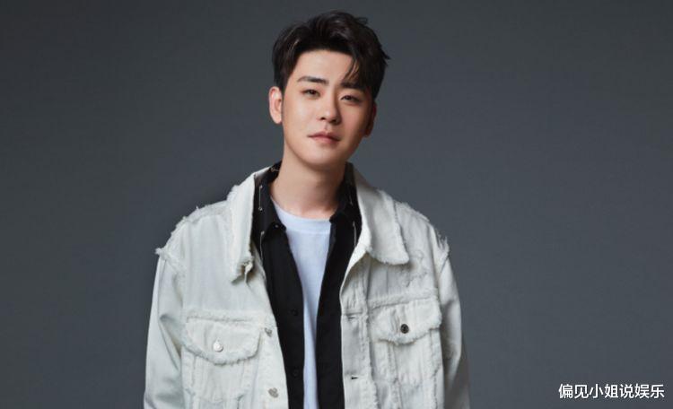 张云雷|TMEA盛典感人一幕，德云社张云雷演唱前先换大褂，这就是艺德！