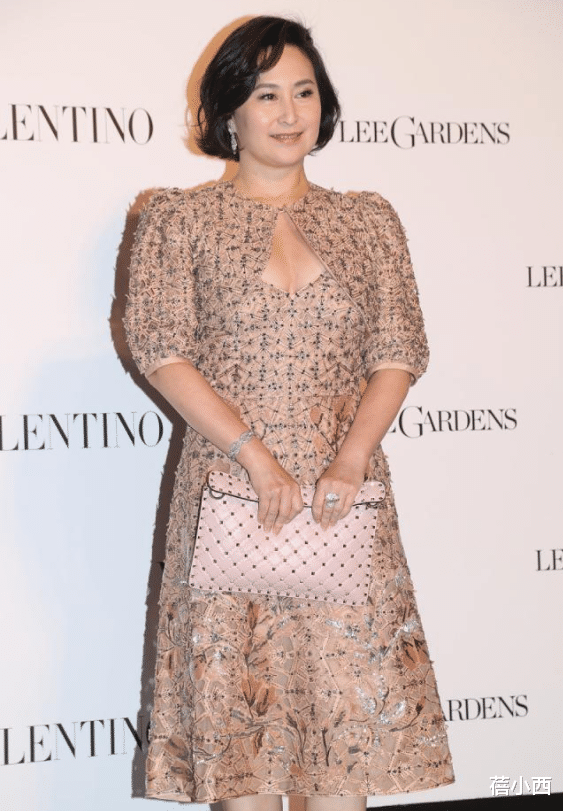 蓓小西|何超琼不愧是赌王最爱的女儿，气场很难被超越，穿镂空裙也很高级