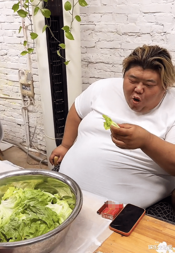 化妆 胖猴仔减肥！晚餐只吃青菜，面对镜头艰难吞咽，却暴露另一恶习