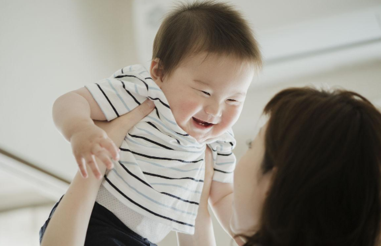 糖果的妈妈|远房亲戚来看孩子,宝宝见到对方却大哭不止,这种情况家长别害怕