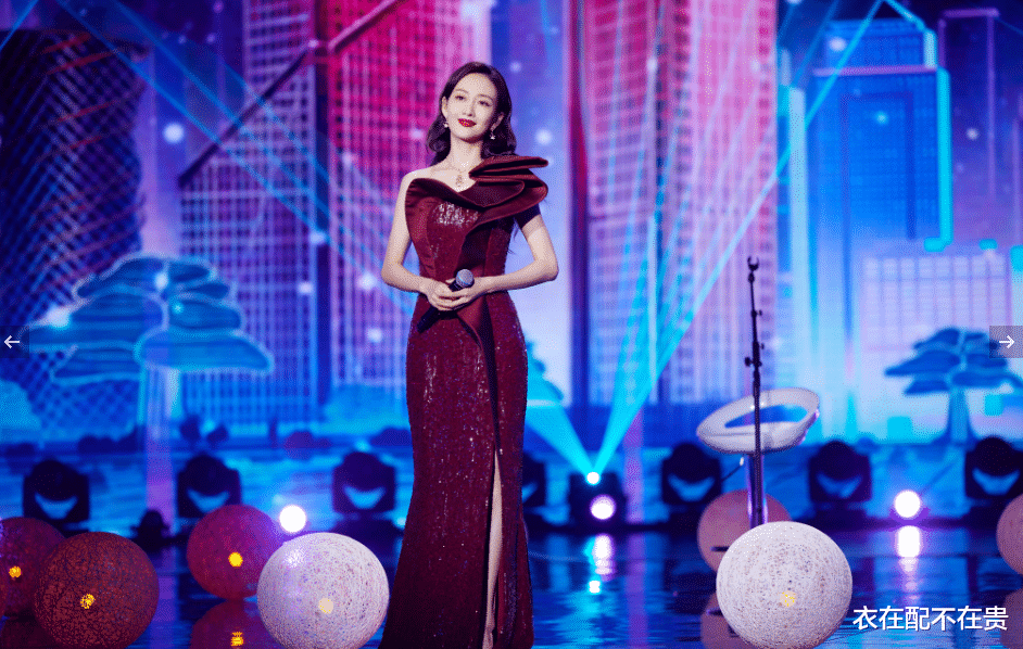 甄嬛传|39岁王鸥登央视舞台，穿酒红色礼裙优雅如贵妇，女神魅力真挡不住