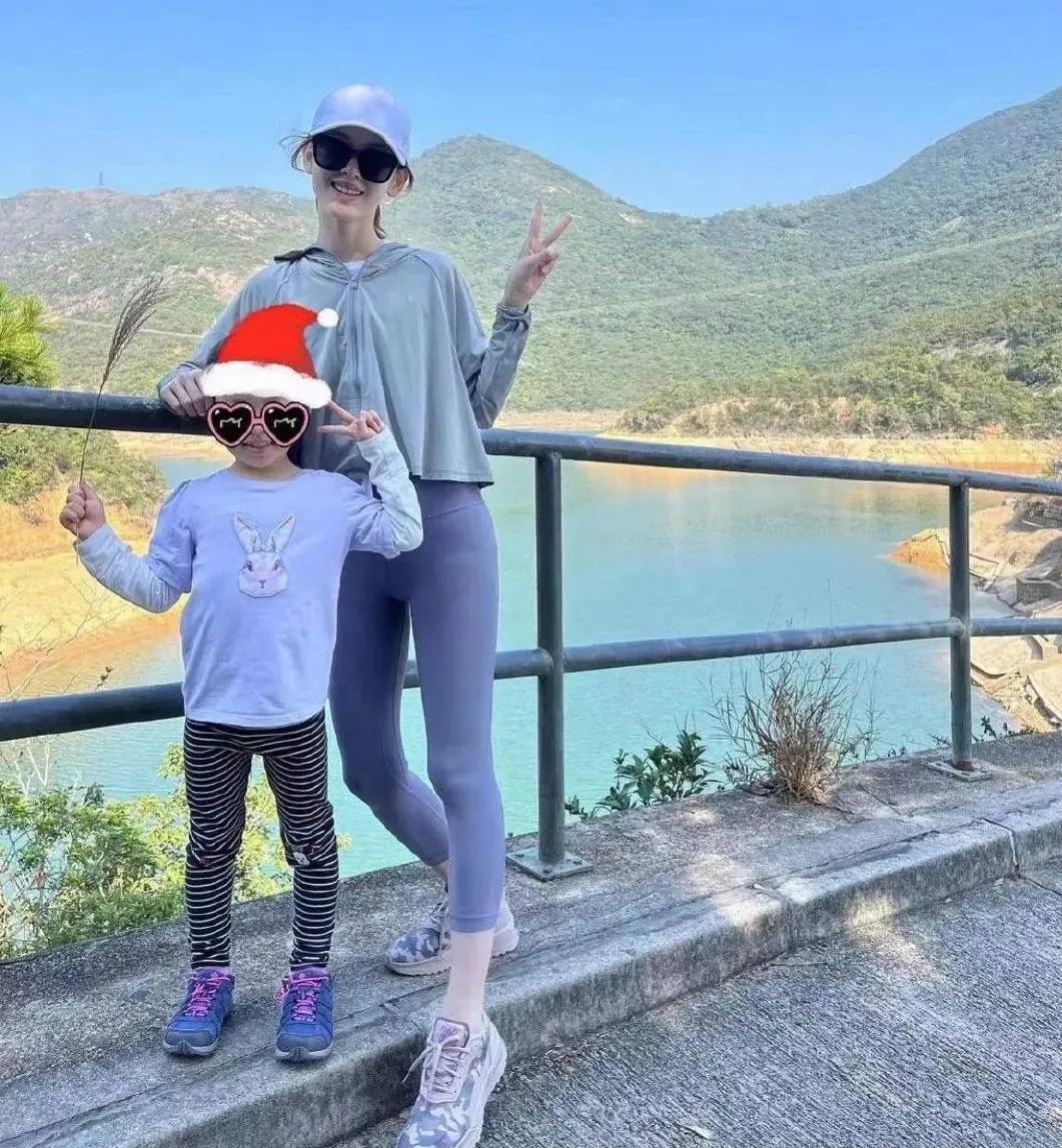 迪丽热巴|带5岁女儿爬山的章泽天,刚以1880亿身价成为最富90后