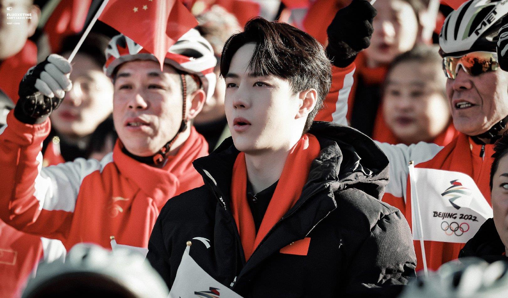 王一博|王一博全新私服出行，久违的机场照，一身黑色休闲风包裹严实