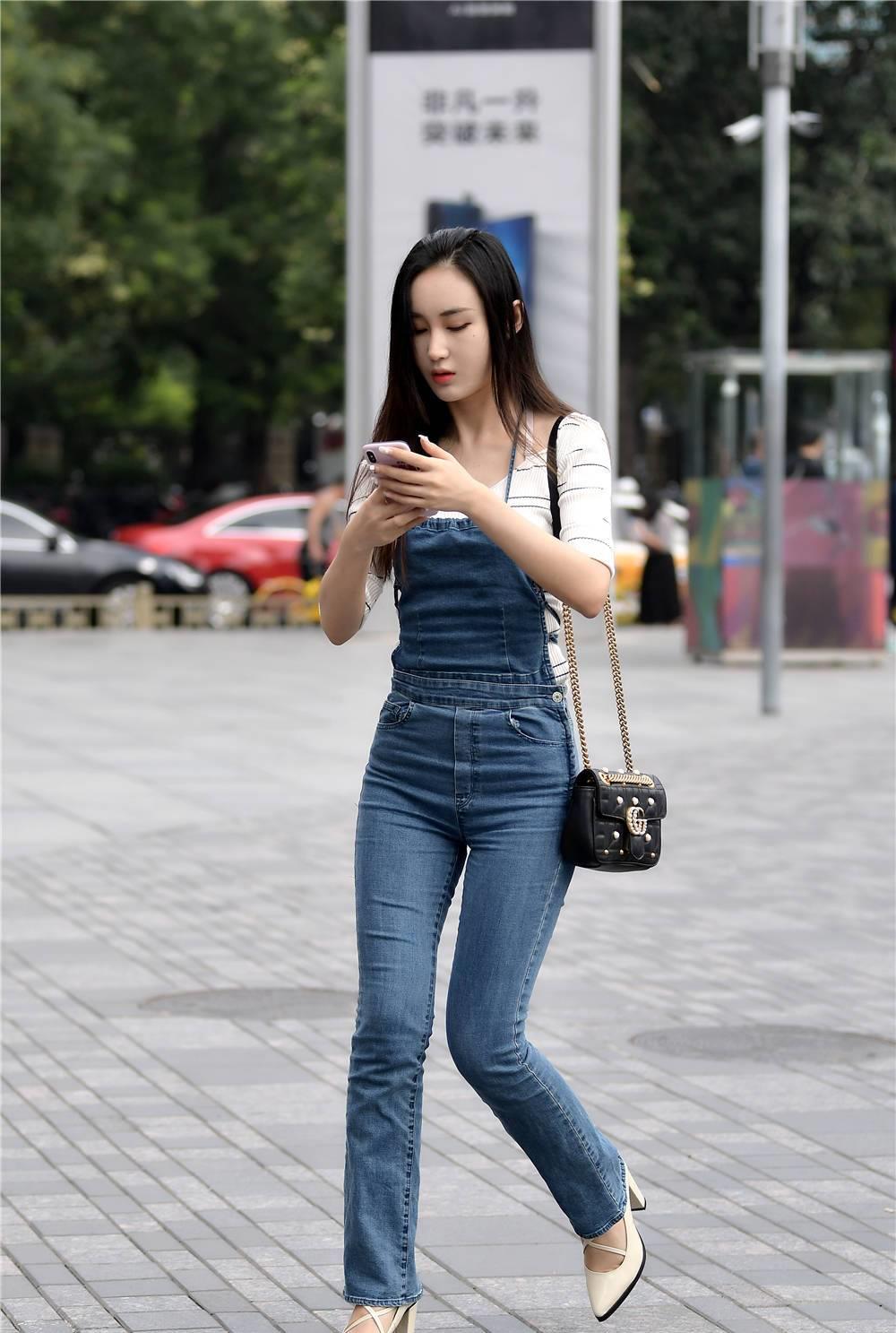 六九街拍|牛仔背带裤，秋天穿着很独特，搭配半袖穿着更舒适