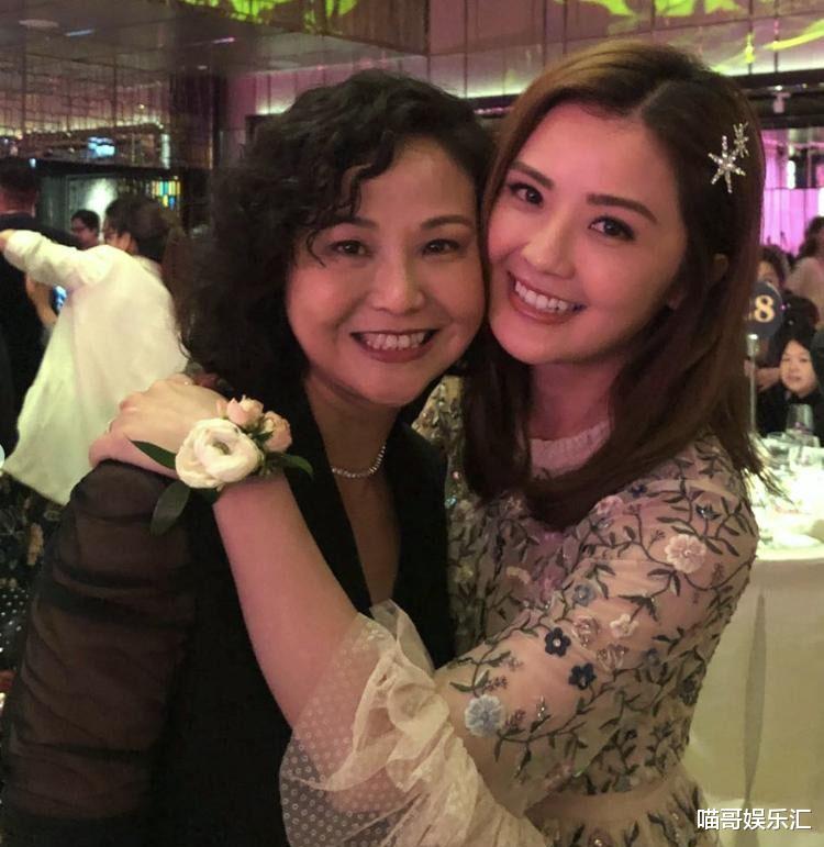 阿Sa|阿Sa妈妈照片曝光，跟女儿一样是娃娃脸，比同龄人至少年轻二十岁