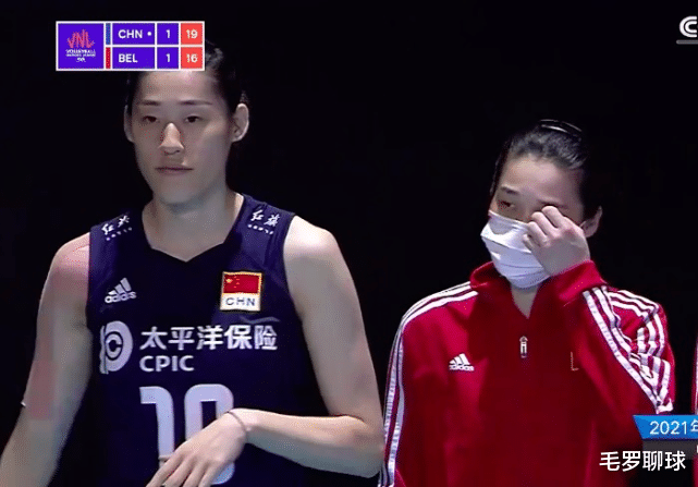 刘晓彤|中国女排官媒闹大乌龙，刘晓彤缺席12人合影？意外事件让郎平躺枪