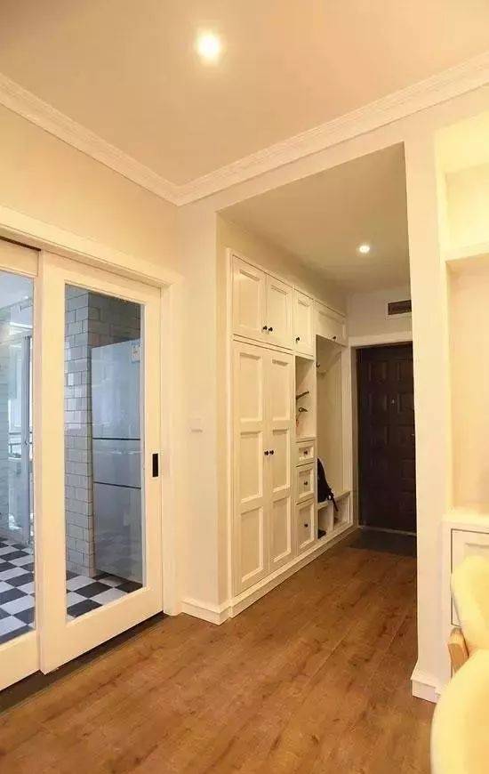 榻榻米|同事家73平新房，进门鞋柜把人迷住了，阳台榻榻米能当一间房！