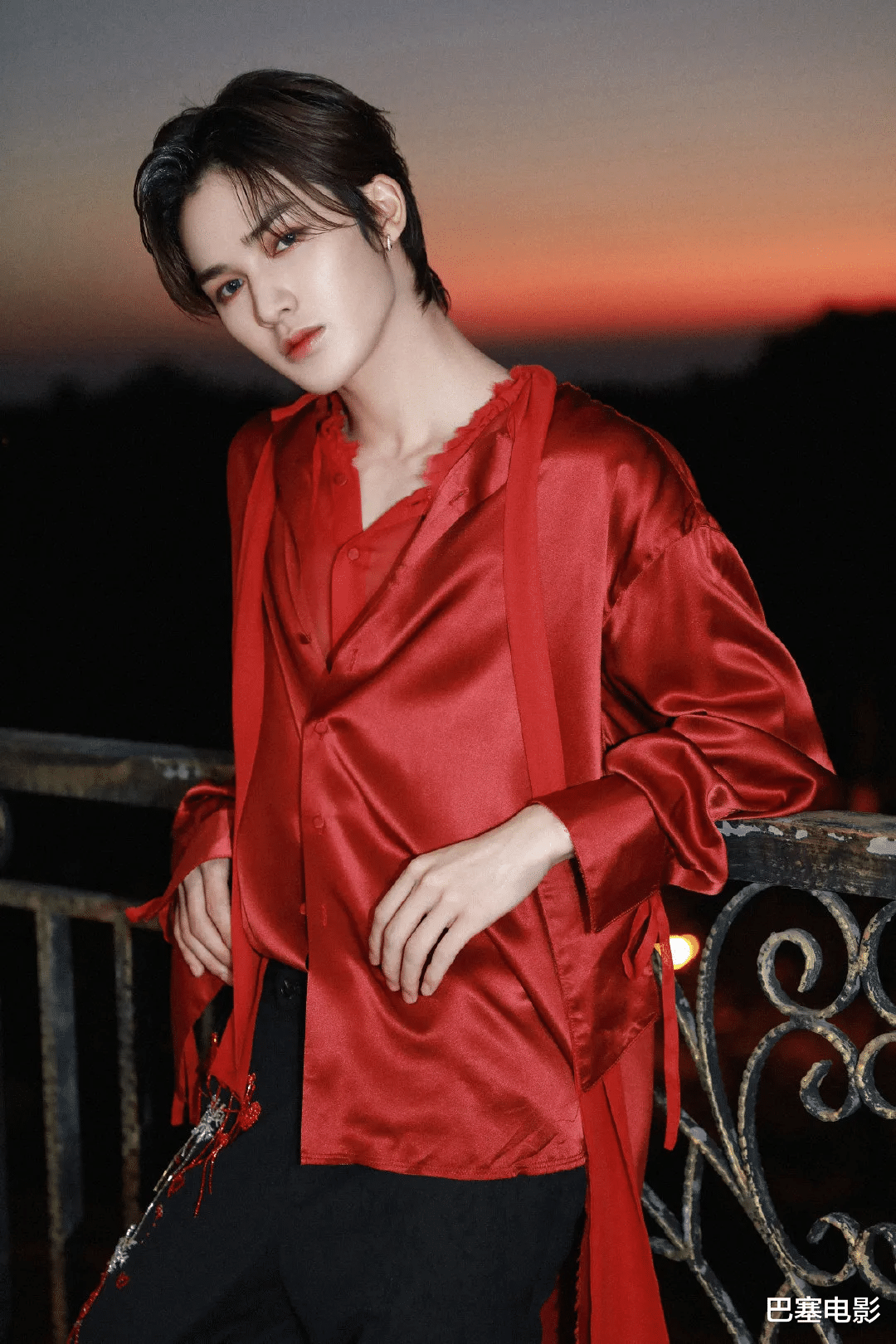 赵露思|风中凌乱！也不是不让男明星化妆，但化成这样有必要？