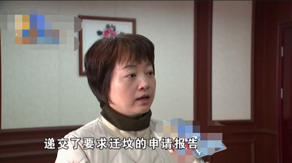 二手房|小区隔壁藏百座坟墓，开发商用广告牌和树遮挡？业主崩溃：没法住