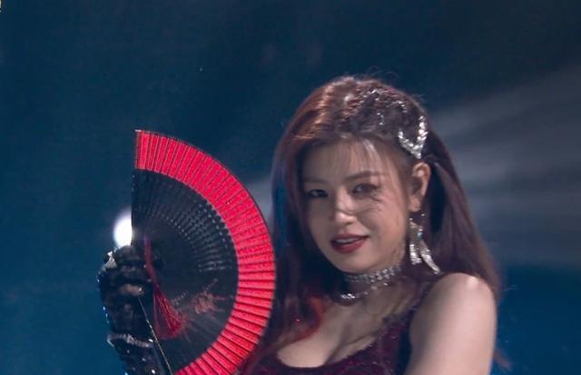 吴奇隆|陈妍希这是被陈晓养胖多少？穿女团装露出赘肉腰，却成直男最爱