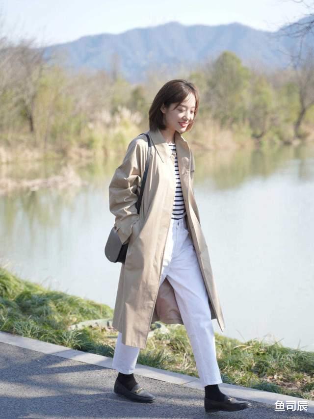鱼司辰|秋游怎么穿才能拍出时尚大片？风衣+白色长裤，气质高级还显腿长