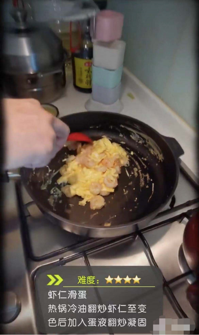 鸡蛋|黄晓明罕见家中做饭！厨房宽敞装修简朴，手法生疏菜品卖相无食欲