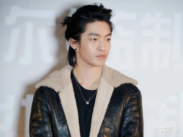 吴京|被吴京捧红后，翻脸不认人，这位“白眼狼”终于迎来了他的报应