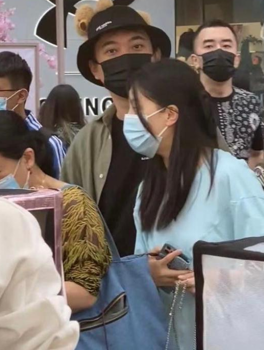 王思聪|王思聪带“新女友”成都逛街被人偶遇,看清长相,网友:换口味了?