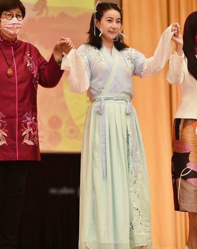 郭晶晶|40岁郭晶晶罕穿汉服！造型清纯气质佳，获众人簇拥霍启刚却被忽视