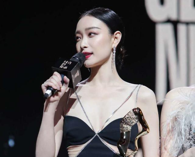 倪妮|倪妮的小黑裙在各种风格中展现出不同风格的魅力