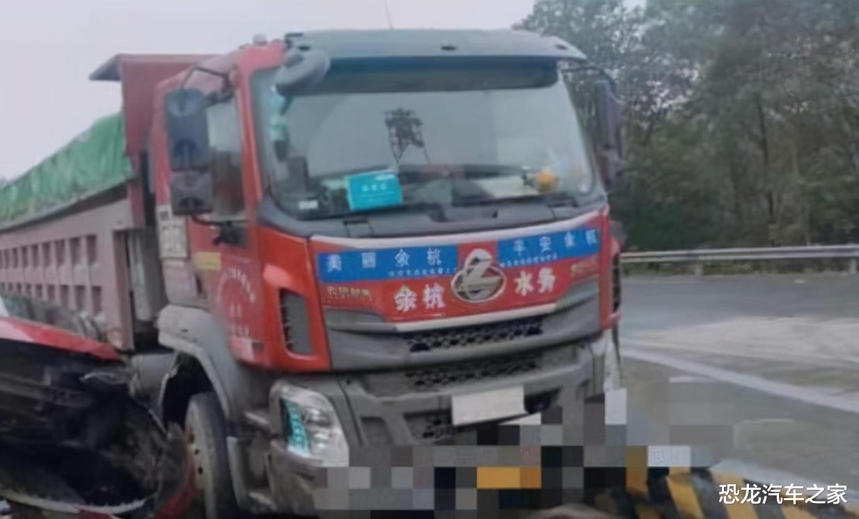 女司机为走捷径,被货车撞上安全岛,没想到交警来了还有“惊喜”发现