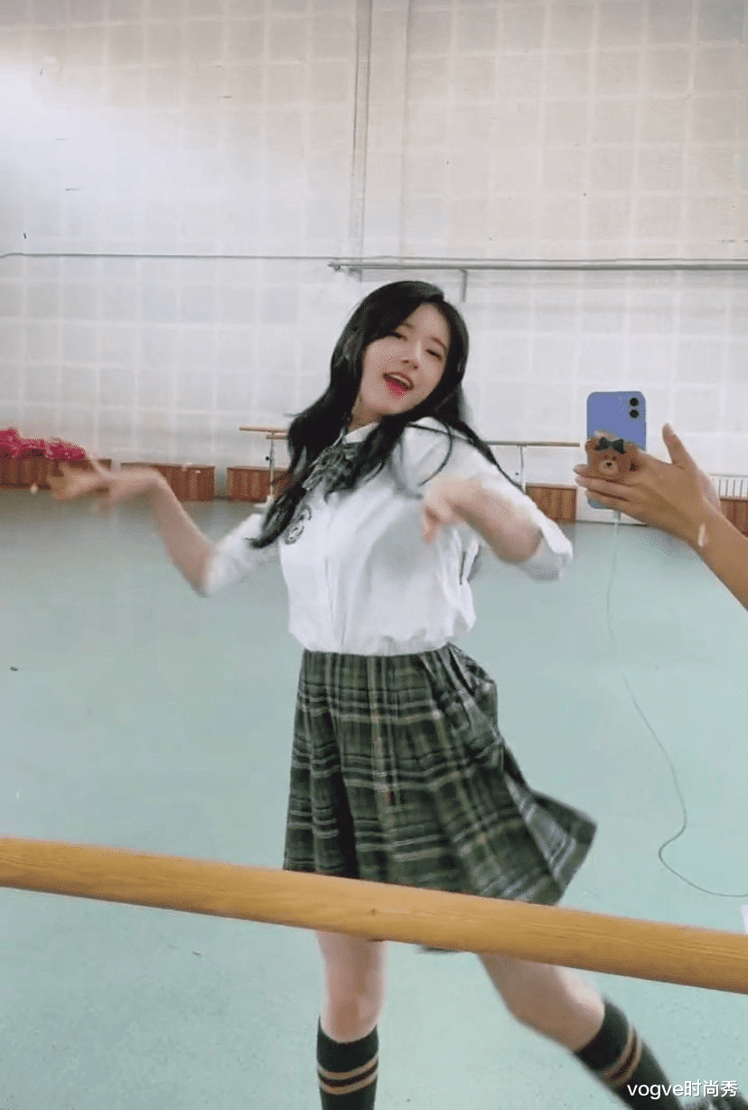 vogve时尚秀|赵露思练舞室生图照火了,无美颜镜头下,网友:这颜值是认真吗?
