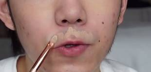 |画着王一博仿妆去见王一博本人，还跟王一博合照了!