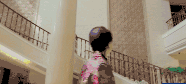 杨子|杨子黄圣依豪宅曝光，紫檀玉器琳琅满目，妈妈开小车在屋里行走