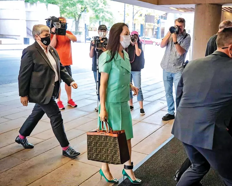 全球时尚风行|孟晚舟出庭又换风格啦！穿薄荷绿套装显黑，配祖母绿高跟鞋真高贵