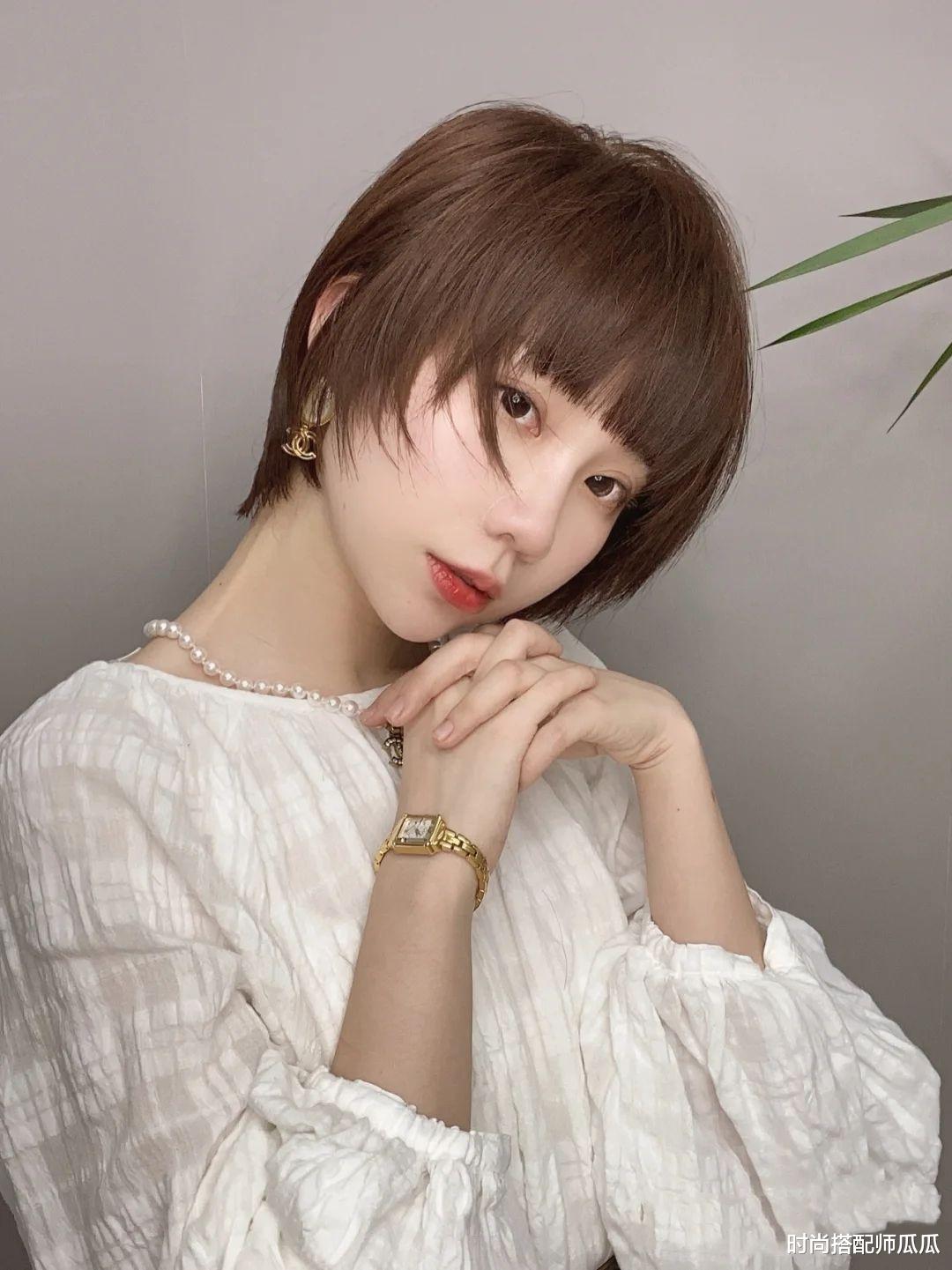 刘海|海清的长发造型真的很年轻，像小姑娘一样，穿得老气也不显年龄