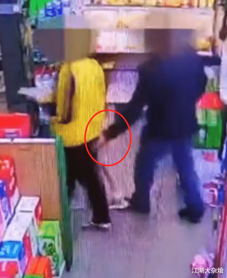 江湖大杂烩 广东梅州：男子尾随女子进便利店，慢慢靠近反复蹲起，临走偷瓶酒