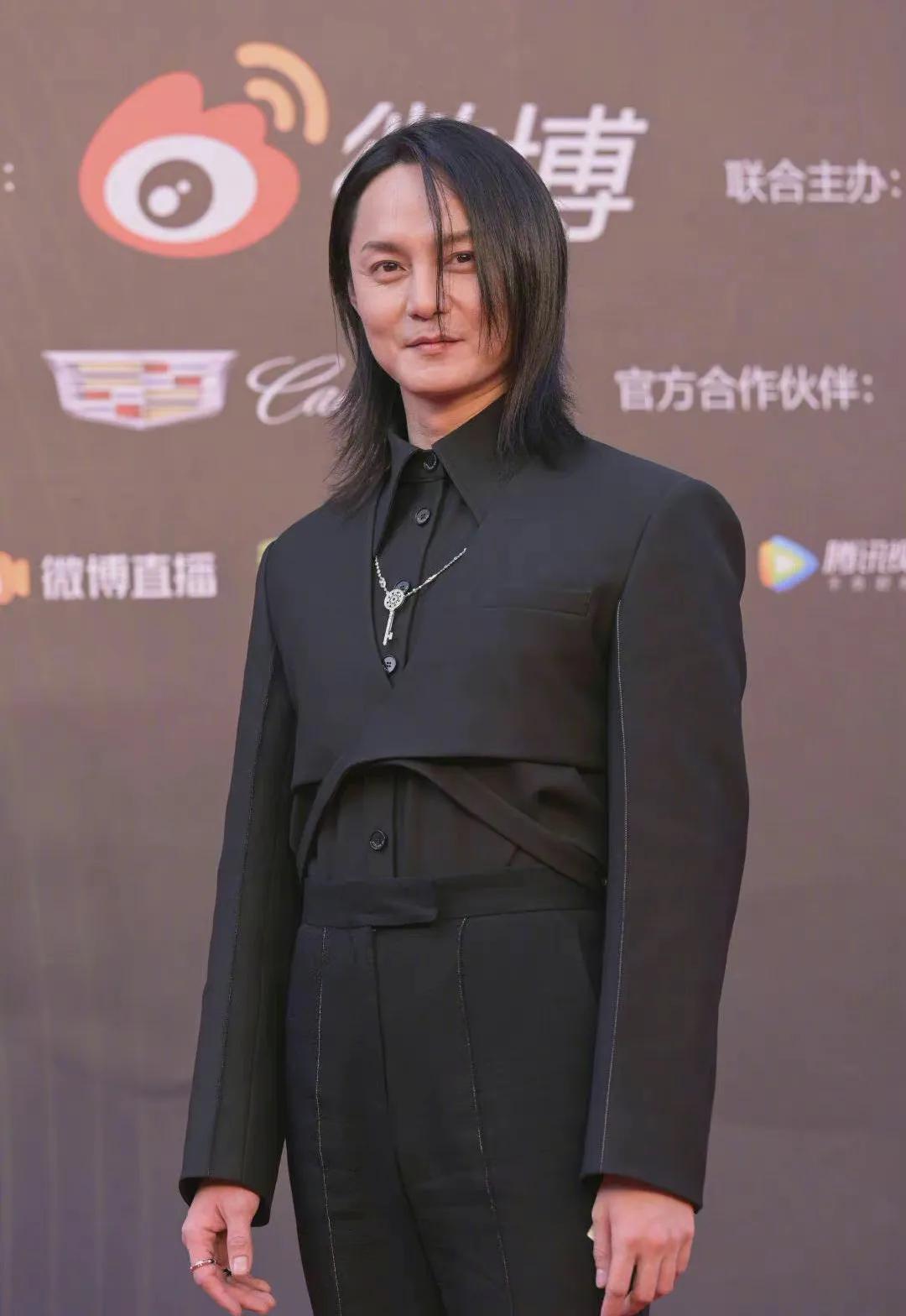 贾玲|微博之夜！师姐章子怡完胜倪妮周冬雨刘浩存，贾玲胖成张小斐两倍，真该减肥了