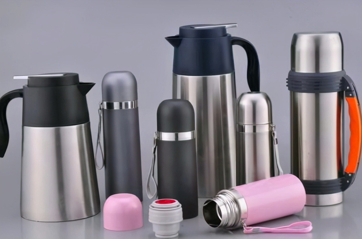 “夺命保温杯”遭央视曝光，热水进“毒水”出，很多家长还在购买