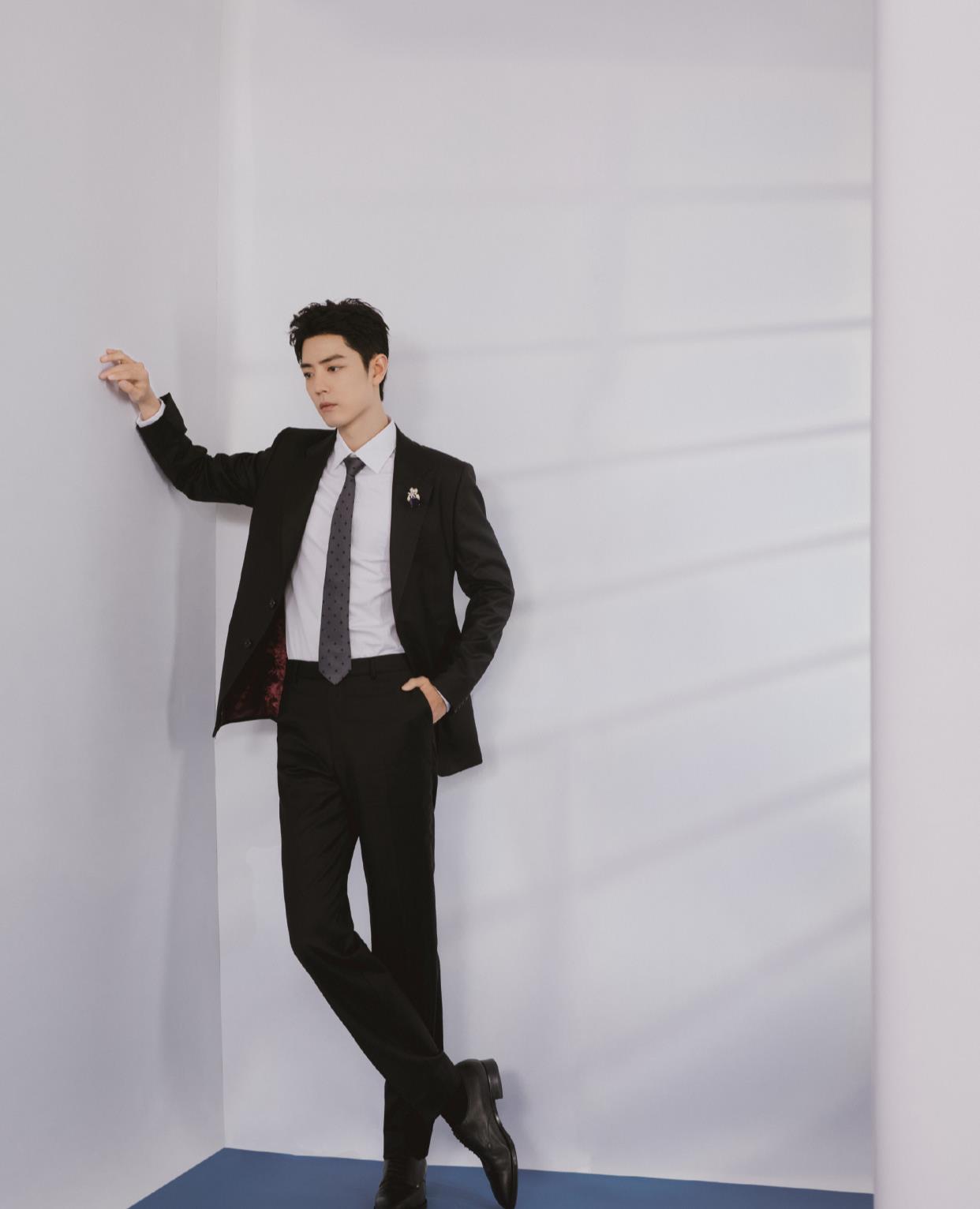 肖战|粉丝来得及看？四家官博同时卡点发布肖战新“物料”，惊喜连连