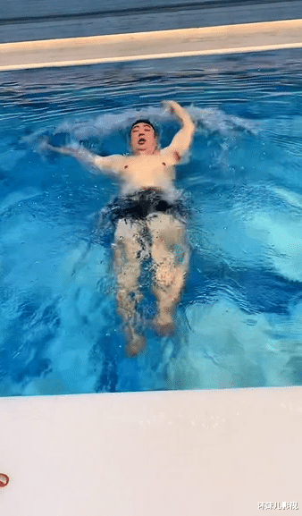 高亚麟|49岁高亚麟冬天游泳锻炼，泡水太久脸都冻红，身材仍胖肚腩突出