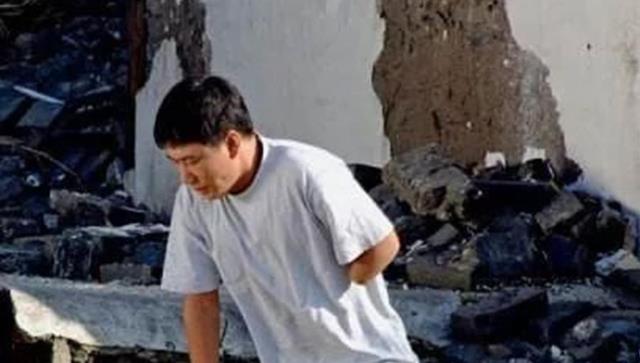 甜言密影視 九十年代核輻射案紀實：男子撿到手鏈，幾天后雙腿和左臂被截肢