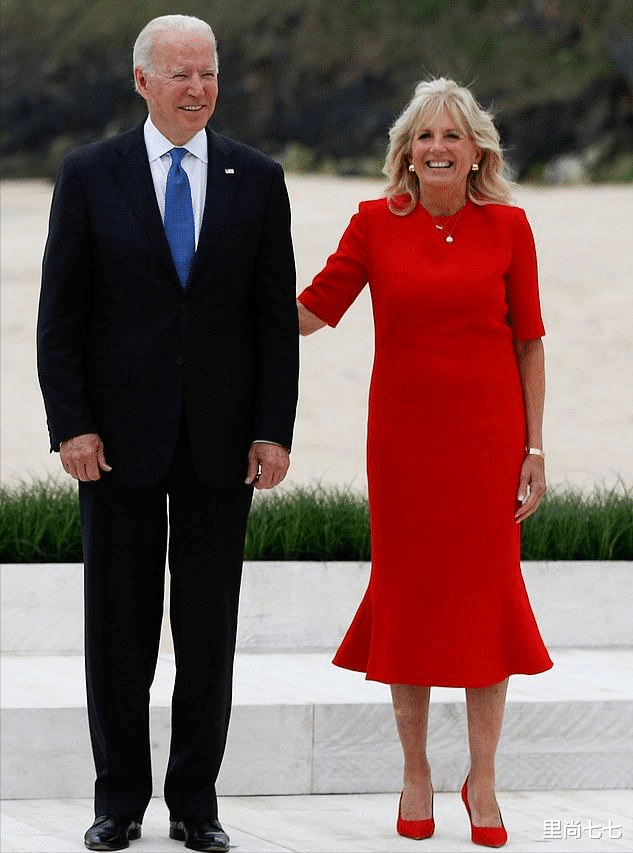 高跟鞋|美国第一夫人终于出院，拄拐亮相走路不稳，70岁穿白裙运动鞋扮嫩