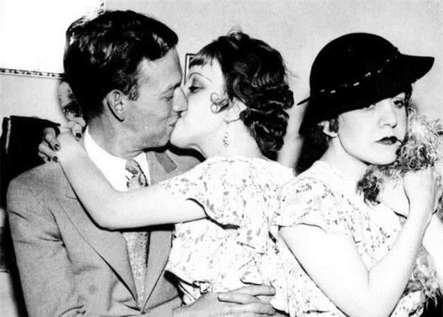 臀部连体姐妹:无法正常结婚,姐姐死后,妹妹与遗体共存2天去世