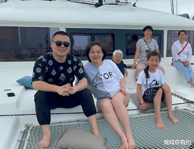 岳云鹏|岳云鹏老婆郑敏晒集体出游照，一家人对着镜头微笑，画风超温馨！