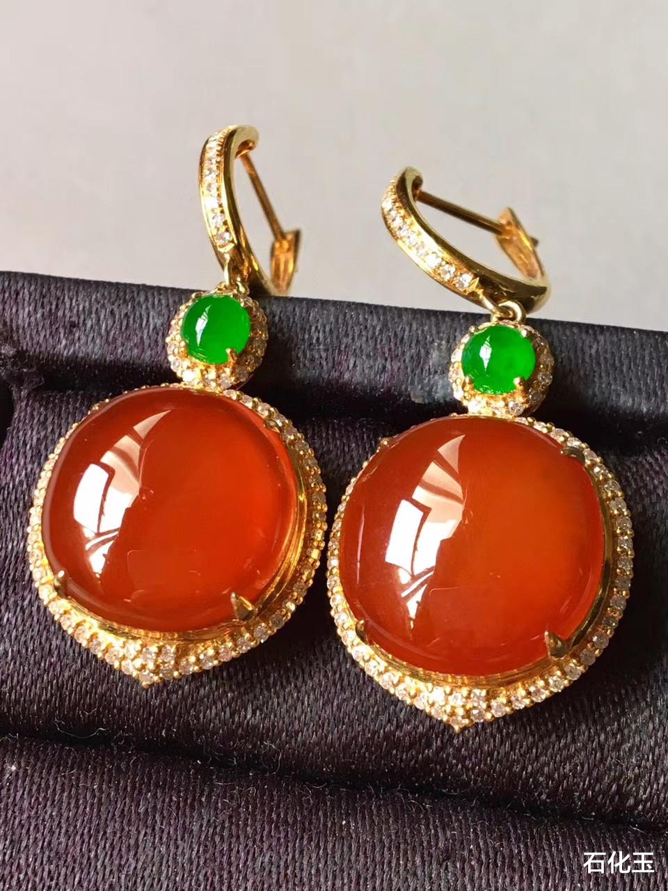 翡翠|红翡绿翠,红翡颜色亮丽喜庆,稀少珍贵,其色鲜美让人迷醉