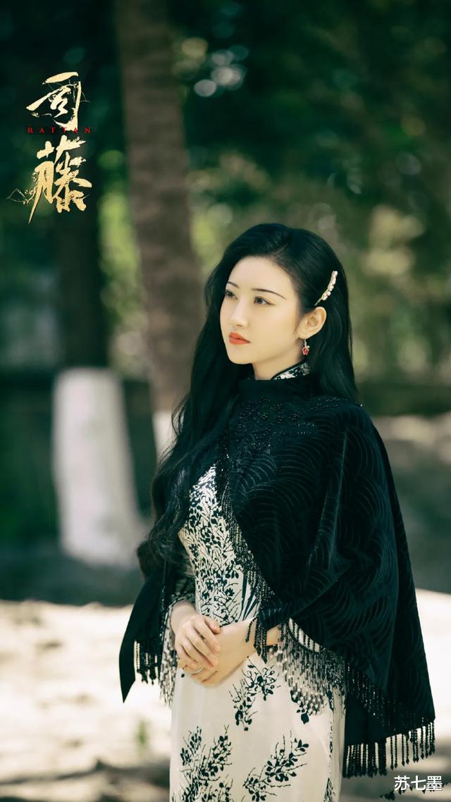 贾玲|贾玲也跟风《司藤》，200斤胖子穿旗袍，网友：就服这自信劲！