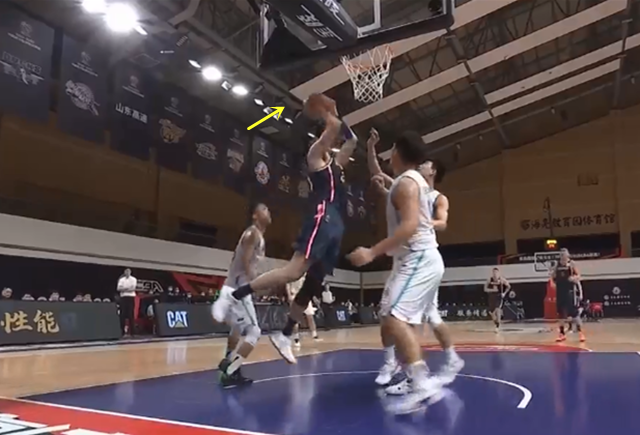 |就当你不认识我！二飞上丢必进球！杜指导带头嘲讽：你们快看，这人太菜了