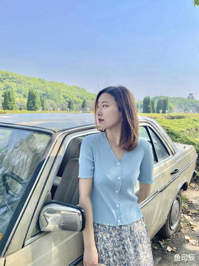鱼司辰|“初恋”女友风格怎么穿?白衬衫搭配印花裙甜美俏皮,简直太美了