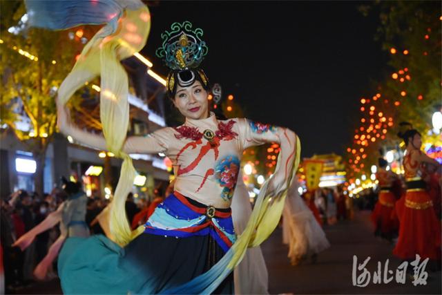 河北新闻网 河北正定：30余项文化活动带火假日古城游