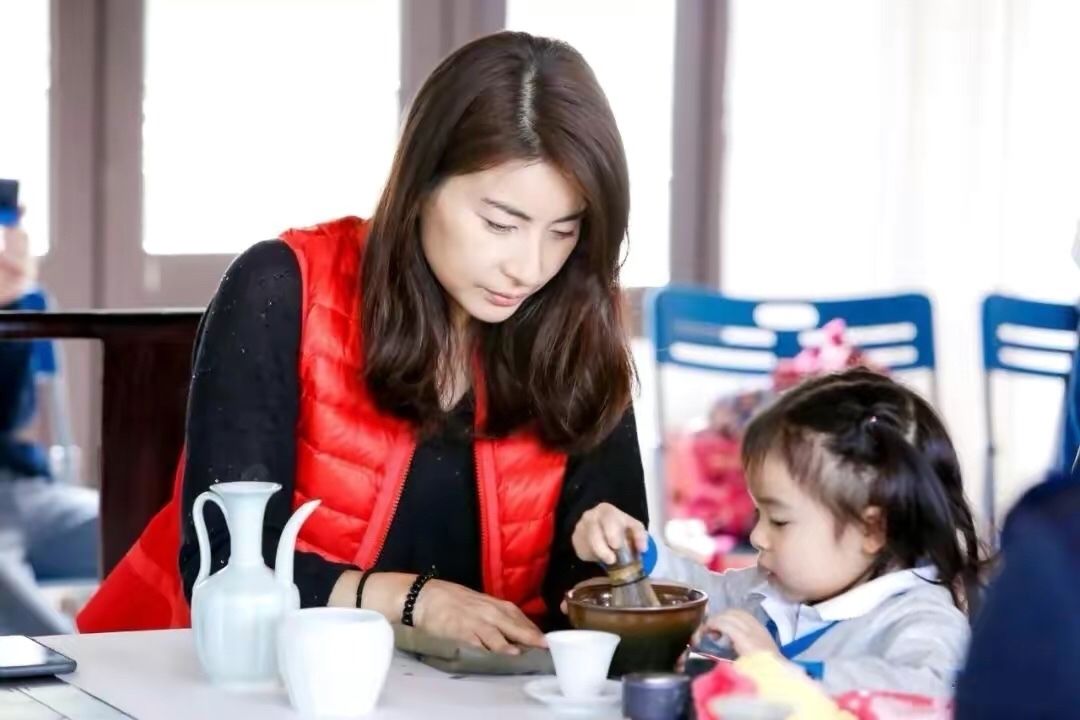 郭晶晶|郭晶晶难得穿粉色，配黑色羽绒服真显肤白，笑出月牙眼好温柔