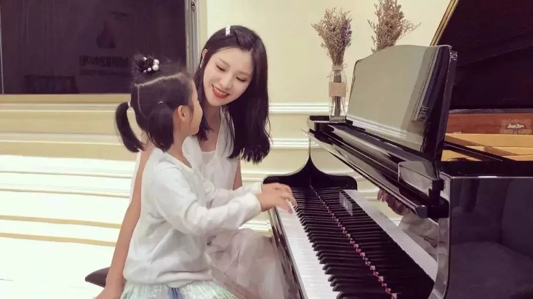 哑铃妈妈|“你孩子练琴,我孙子还睡不睡?老人敲门责难,宝妈的回击很解气