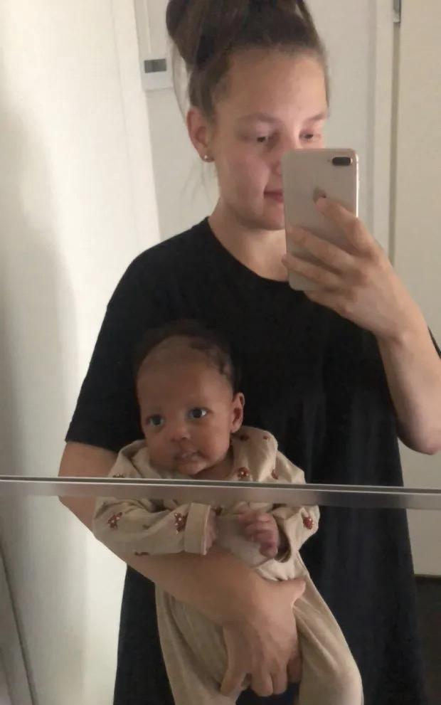 坎塔 芬兰女子觉得不适，几分钟后生下一宝宝，早前没有明显预兆