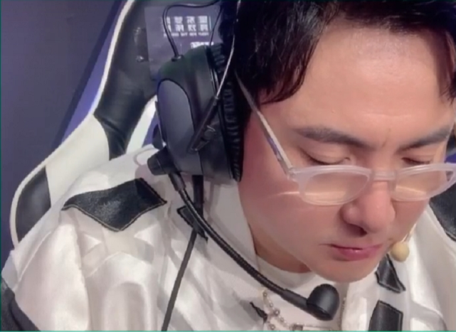 沈腾|沈腾亲自上场打王者比赛，邀请天赐前来助阵，先把安琪拉禁了